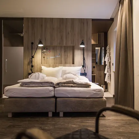 Hotel Thomsn & 3*